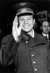 Jurij Gagarin podczas wizyty w Szwecji Źródło: Sydsvenskan, Jurij Gagarin podczas wizyty w Szwecji, 1964, Fotografia, Sydsvenskan, domena publiczna.