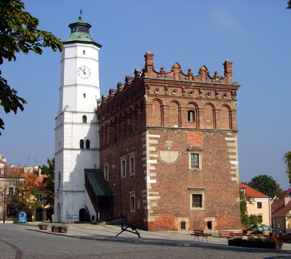 Ratusz w Sandomierzu powstał w XIV w. jako budowla gotycka. W XVI w. Jan Maria Padowano zaprojektował rozbudowę, w której do gmachu dodano wspaniałą attykę. Wieża dobudowana została w XVI w. Ratusz w Sandomierzu powstał w XIV w. jako budowla gotycka. W XVI w. Jan Maria Padowano zaprojektował rozbudowę, w której do gmachu dodano wspaniałą attykę. Wieża dobudowana została w XVI w. Źródło: Jakub Hałun, Wikimedia Commons, licencja: CC BY-SA 3.0.