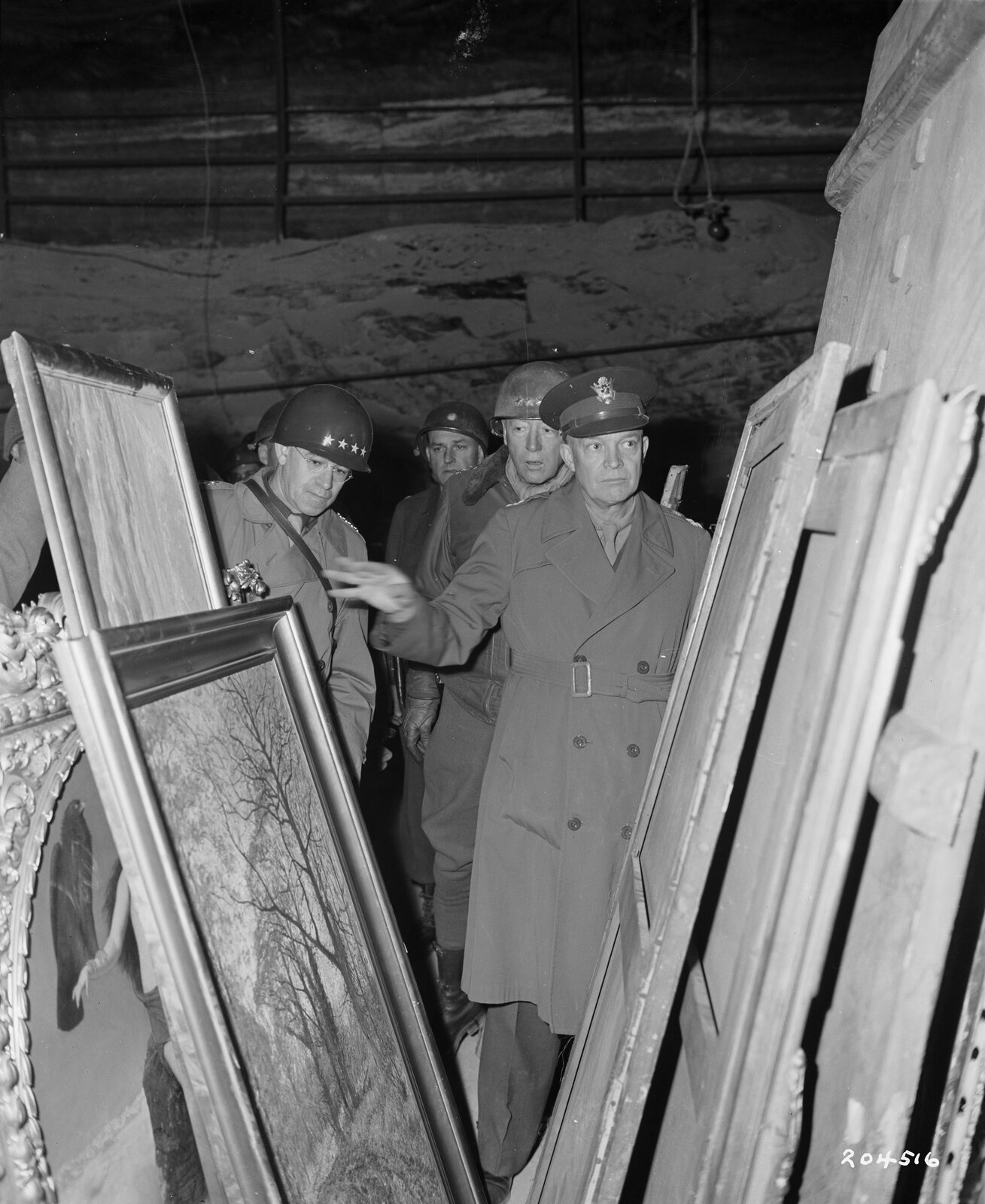 Amerykański dowódca Dwight Eisenhower przeprowadza inspekcję w magazynie rzeczy zagrabionych przez III Rzeszę Amerykański dowódca Dwight Eisenhower przeprowadza inspekcję w magazynie rzeczy zagrabionych przez III Rzeszę Źródło: domena publiczna.