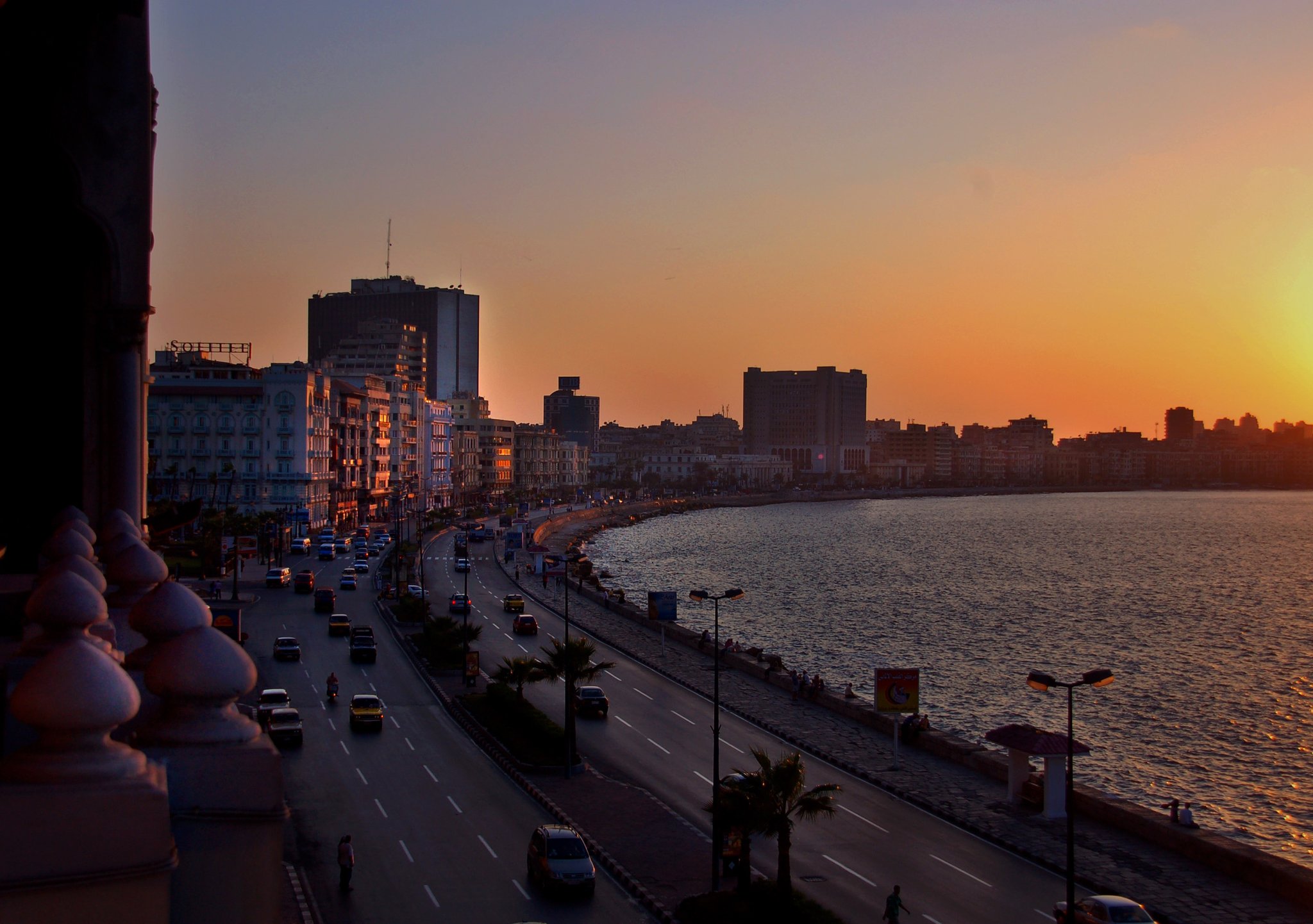 Fotografia z zagranicznym krajobrazem: miasto, morze, palmy