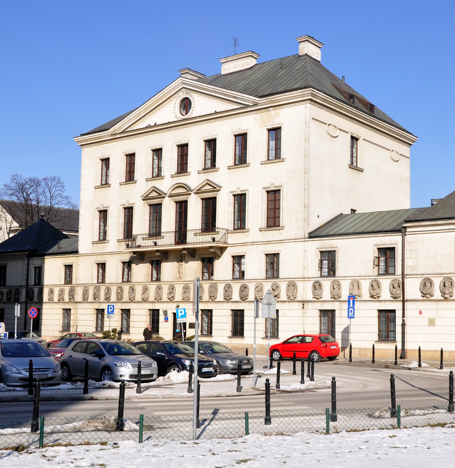 W tym warszawskim budynku mieściła się pierwsza polska biblioteka publiczna W tym warszawskim budynku mieściła się pierwsza polska biblioteka publiczna Źródło: 2011, licencja: CC BY 3.0.