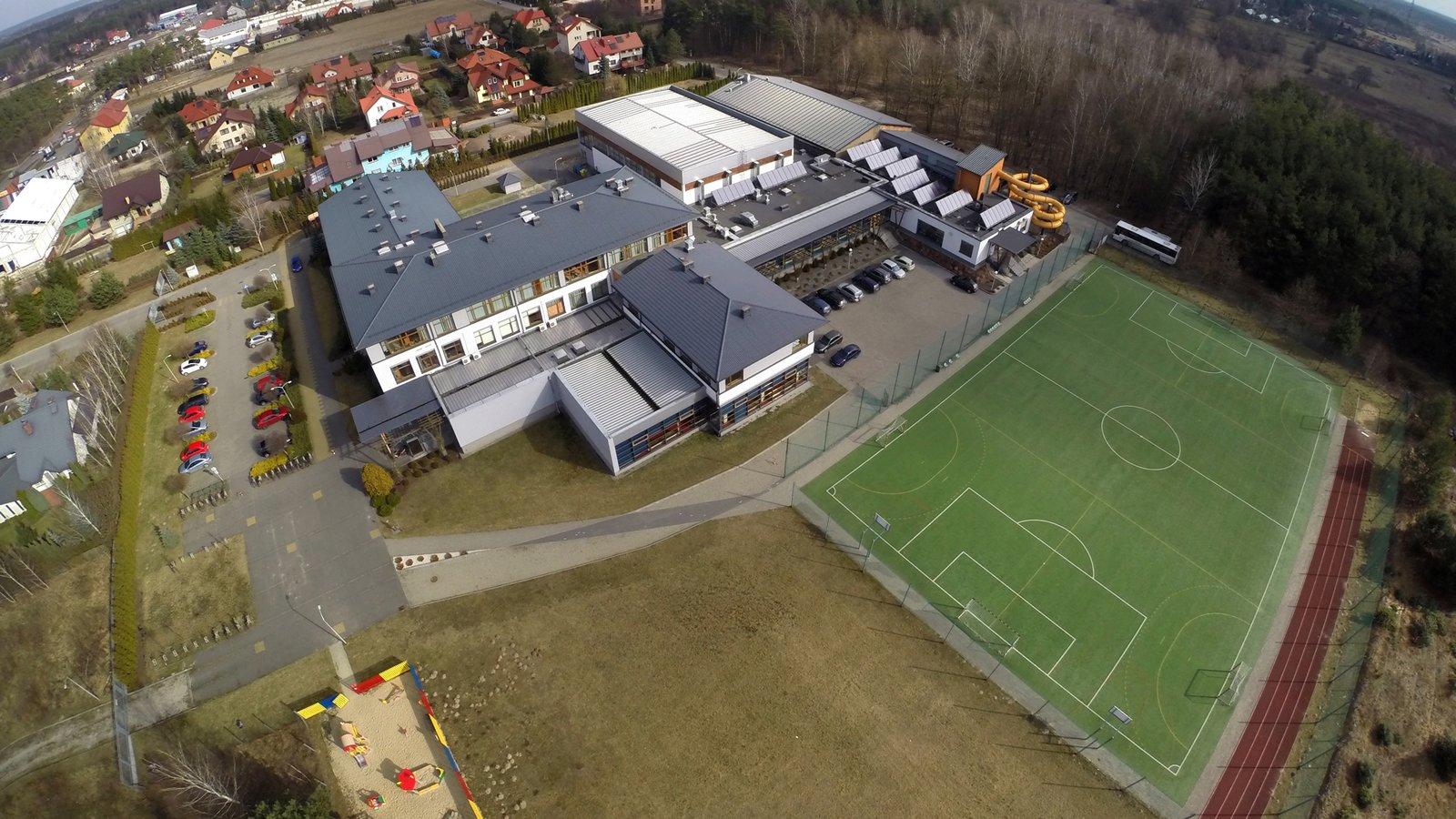 Gimnazjum oraz Aquapark „Fala” w Stanisławowie Pierwszym w gminie Nieporęt Gimnazjum oraz Aquapark „Fala” w Stanisławowie Pierwszym w gminie Nieporęt Źródło: Urząd Gminy Nieporęt, licencja: CC BY 3.0.