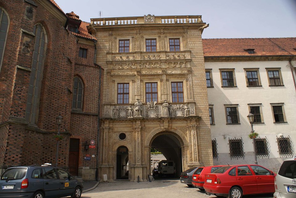 Brama wjazdowa do Zamku w Brzegu – wspaniała renesansowa dekoracja będąca apoteozą śląskich Piastów. Brama wjazdowa do Zamku w Brzegu – wspaniała renesansowa dekoracja będąca apoteozą śląskich Piastów. Źródło: Barbara Maliszewska, Wikimedia Commons, licencja: CC BY-SA 3.0.