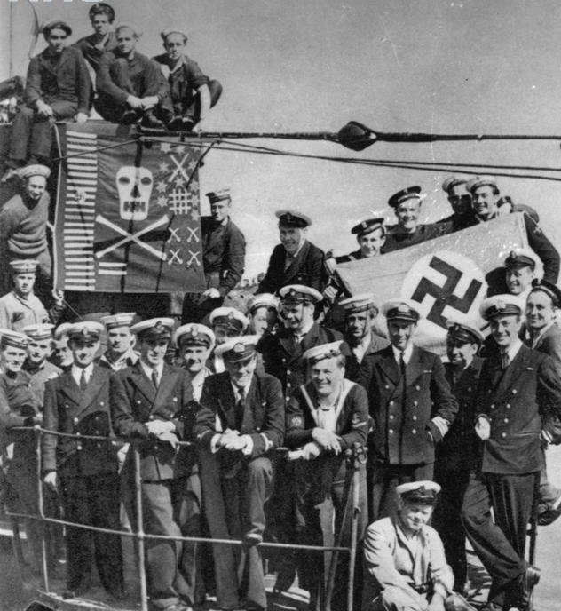 Załoga „Sokoła” w Gibraltarze Załoga „Sokoła” w Gibraltarze Źródło: Archiwum Fotograficzne Stefana Bałuka, Fotografia, domena publiczna.