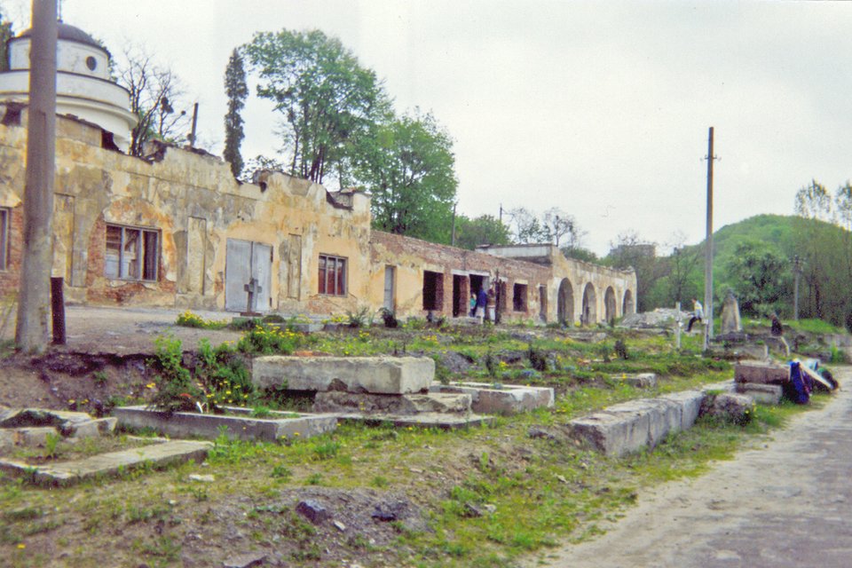 Cmentarz Orląt Lwowskich - młodych obrońców Lwowa z lat 1918 - 1920. Zdjęcie wykonane zostało w 1971 r. Cmentarz Orląt Lwowskich - młodych obrońców Lwowa z lat 1918 - 1920. Zdjęcie wykonane zostało w 1971 r. Źródło: PrzemekL, licencja: CC BY-SA 3.0.
