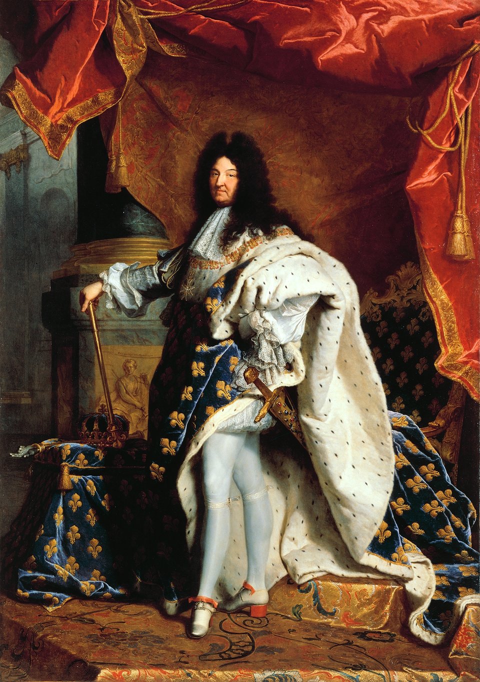 Portret Ludwika XIV w stroju koronacyjnym. Oficjalny portret Ludwika XIV w stroju koronacyjnym. Obraz namalował Hyacinthe Rigaud (1659-1743), portret powstał w 1701 r., zatem już pod koniec życia króla, po największych triumfach. Obecnie obraz znajduje się w Luwrze. Źródło: Hyacinthe Rigaud, Portret Ludwika XIV w stroju koronacyjnym., 1701, Luwr, domena publiczna.