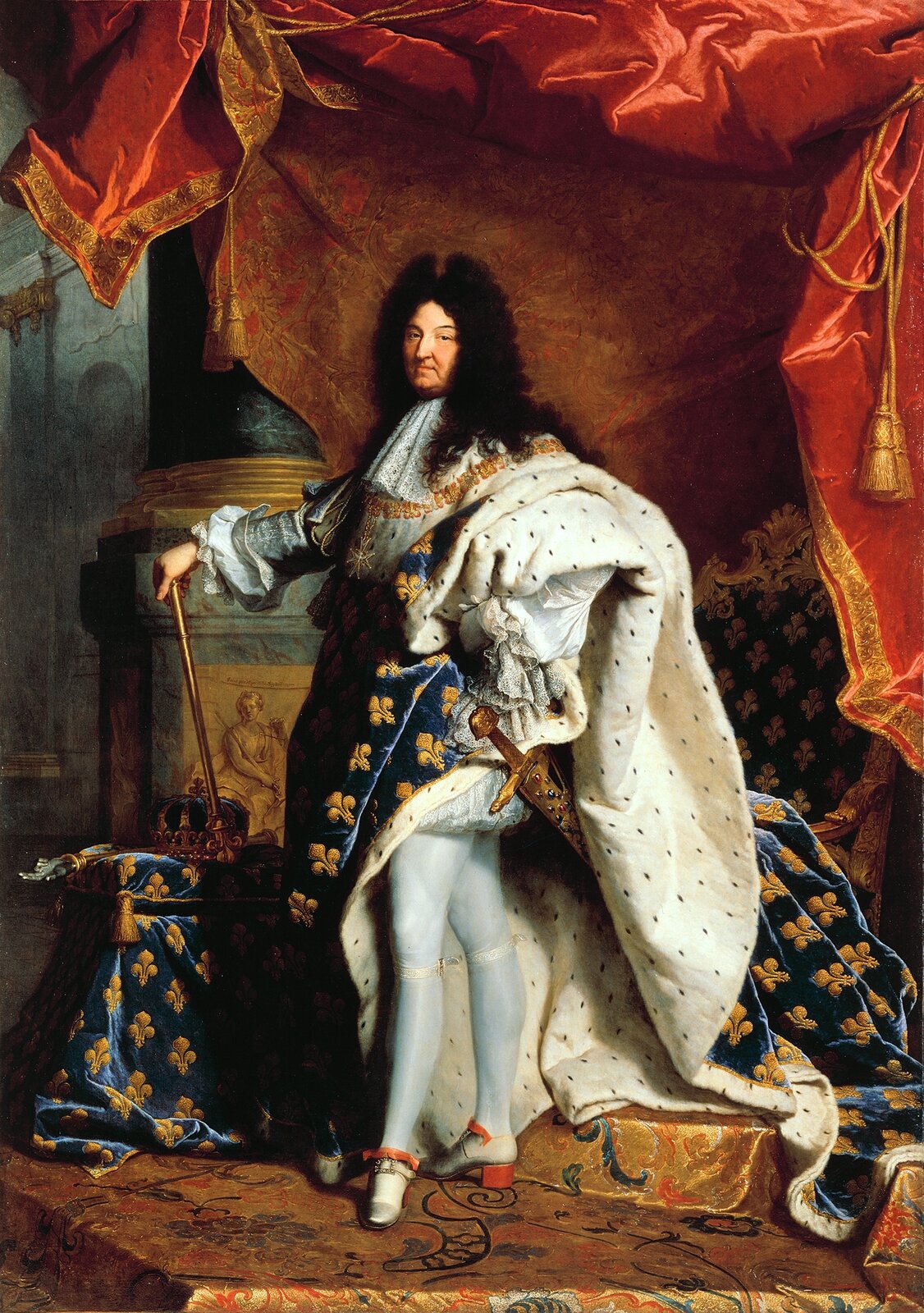 Portret Ludwika XIV w stroju koronacyjnym. Oficjalny portret Ludwika XIV w stroju koronacyjnym. Obraz namalował Hyacinthe Rigaud (1659-1743), portret powstał w 1701 r., zatem już pod koniec życia króla, po największych triumfach. Obecnie obraz znajduje się w Luwrze. Źródło: Hyacinthe Rigaud, Portret Ludwika XIV w stroju koronacyjnym., 1701, Luwr, domena publiczna.
