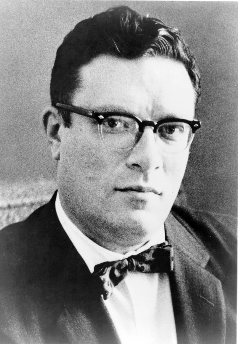 portret Isaaca Asimova Źródło: Phillip Leonian, portret Isaaca Asimova, 1965, domena publiczna.