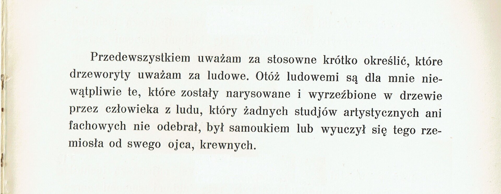 Ilustracja przedstawia fotografię fragmentu tekstu z książki Władysława Skoczylasa „Drzeworyt ludowy w Polsce”. Jest opinią malarza na temat ludowego drzeworytu. Tekst jest następujący: "Przedewszystkiem uważam za stosowne krótko określić, które drzeworyty uważam za ludowe. Otóż ludowemi są dla mnie niewątpliwie te, które zostały narysowane i wyrzeźbione w drzewie przez człowieka z ludu, który żadnych studjów artystycznych ani fachowych nie odebrał, był samoukiem lub wyuczył się tego rzemiosła od swego ojca, krewnych."
