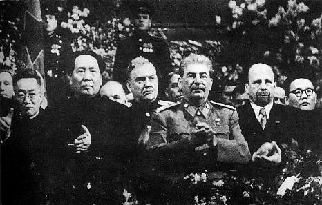 Mao i Stalin Źródło: Mao i Stalin, Fotografia, Helsingin Sanomat, domena publiczna.