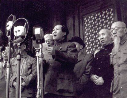 Mao w chwili proklamowania nowego państwa powiedział: „Chińczycy zawsze byli wielkim, odważnym i pracowitym narodem, znaleźli się oni w tyle tylko w czasach nowożytnych. A wynikało to wyłącznie z ucisku i wyzysku obcego imperializmu i krajowych rządów reakcyjnych. Nasz naród nie będzie dłużej narodem znieważanym i upokarzanym. Rozprostowaliśmy się”. Mao w chwili proklamowania nowego państwa powiedział: „Chińczycy zawsze byli wielkim, odważnym i pracowitym narodem, znaleźli się oni w tyle tylko w czasach nowożytnych. A wynikało to wyłącznie z ucisku i wyzysku obcego imperializmu i krajowych rządów reakcyjnych. Nasz naród nie będzie dłużej narodem znieważanym i upokarzanym. Rozprostowaliśmy się”. Źródło: 1949, Fotografia, domena publiczna.