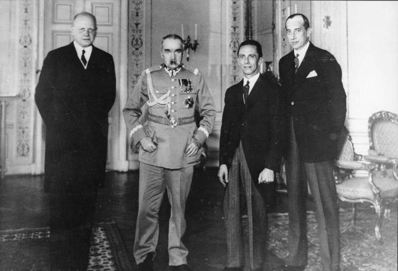 Hans Adolf von Moltke, Józef Piłsudski, Joseph Goebbels i Józef Beck w Warszawie 14 czerwca 1934 roku Źródło: Hans Adolf von Moltke, Józef Piłsudski, Joseph Goebbels i Józef Beck w Warszawie 14 czerwca 1934 roku, Bundesarchiv, licencja: CC BY-SA 3.0.