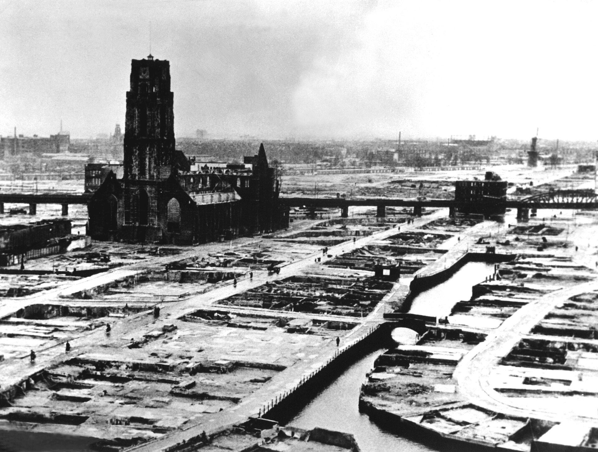 Rotterdam po niemieckim nalocie dywanowym w maju 1940 roku Rotterdam po niemieckim nalocie dywanowym w maju 1940 roku Źródło: domena publiczna.