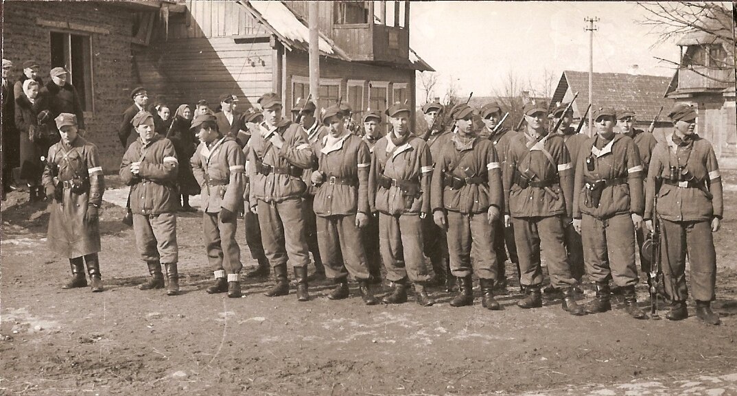 Pluton „Bosego” 3 Wileńska Brygada Armii Krajowej Źródło: Pluton „Bosego”, 1944, album 3 Brygady - koło kresowe ŚZŻ AK w Szczecinie, domena publiczna.