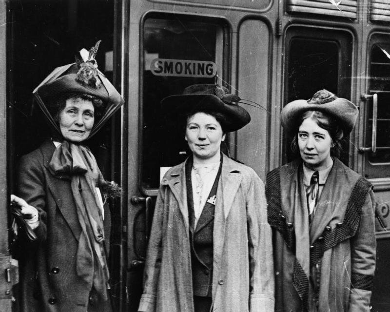 Brytania Przed I wojną światową Portret liderek brytyjskiego ruchu sufrażystek: Emmeline Pankhurst (po lewej stronie) i jej córek Christabel (w środku) i Sylvii (z prawej) na stacji Waterloo w Londynie. Źródło: Brytania Przed I wojną światową, 1911, domena publiczna.