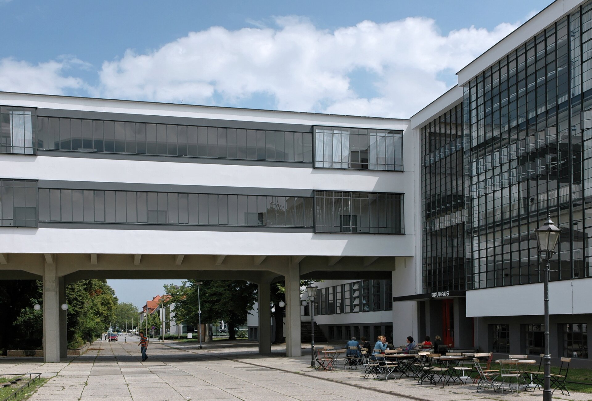 Modernistyczny budynek w Dessau Źródło: Modernistyczny budynek w Dessau, Fotografia, licencja: CC BY-SA 3.0.