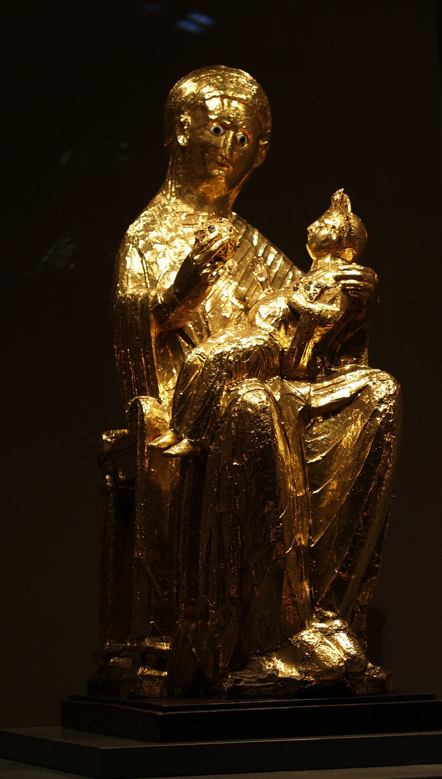 Tzw. Złota Madonna z Essen, rzeźba w drewnie pokryta złotą blachą, ok. 980 r. Źródło: Arnoldius, Tzw. Złota Madonna z Essen, rzeźba w drewnie pokryta złotą blachą, ok. 980 r., licencja: CC BY-SA 2.5.