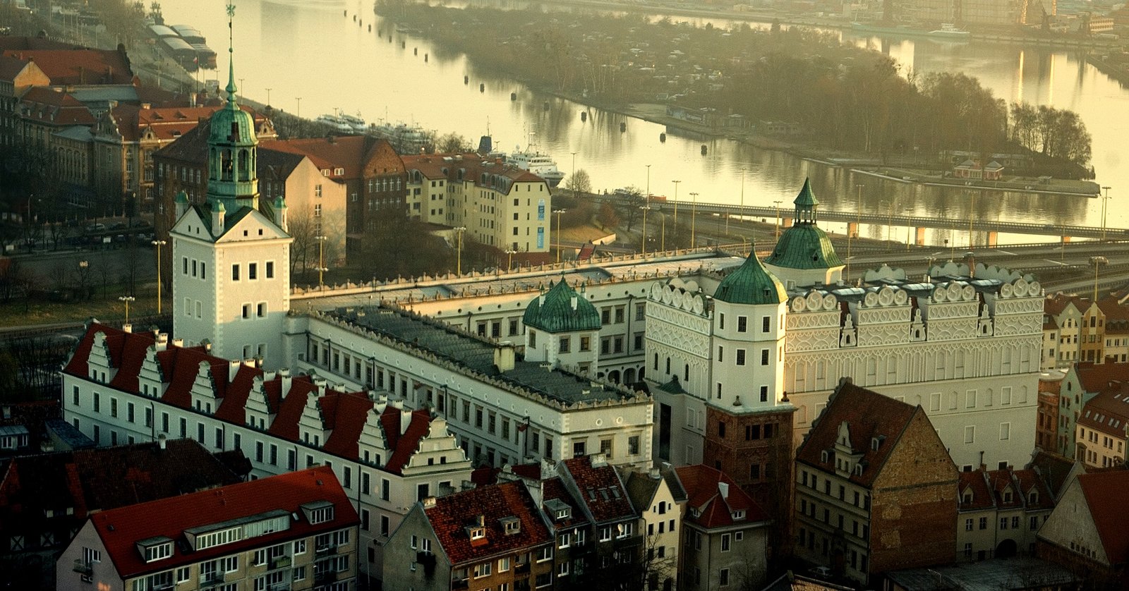 Widok na Zamek z wieży katedry św. Jakuba Zamek książąt pomorskich w Szczecinie, w którym popisano pokój między Szwecją i Danią w 1570 r. Źródło: Cezarde62, Widok na Zamek z wieży katedry św. Jakuba, 2008, licencja: CC BY-SA 3.0.