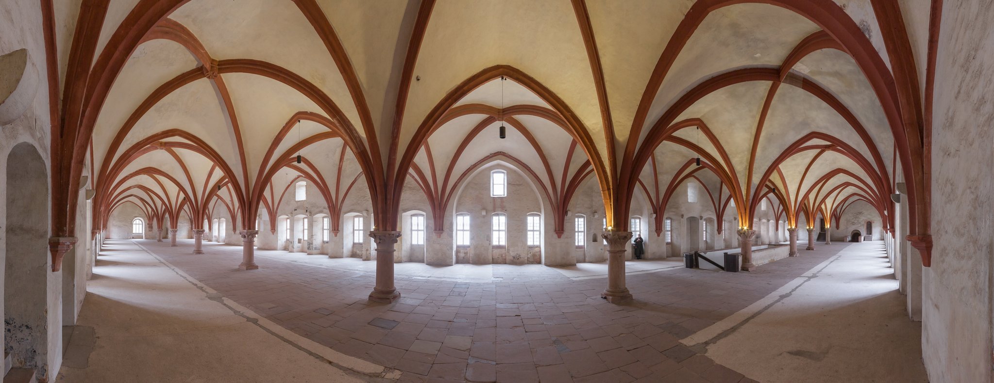 Dormitorium w klasztorze Eberbach, gdzie kręcono ekranizację powieści Umberta Eco „Imię róży” Dormitorium w klasztorze Eberbach, gdzie kręcono ekranizację powieści Umberta Eco „Imię róży” Źródło: Martin Kraft, licencja: CC BY-SA 3.0.