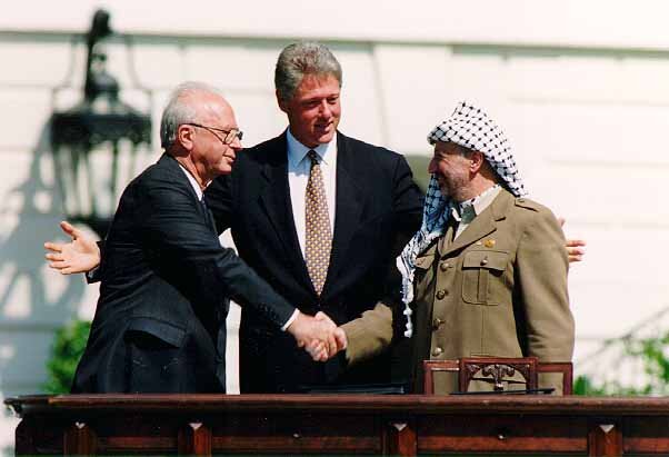 Podpisanie porozumienia 13 września 1993 roku. Na zdjęciu od lewej: Icchak Rabin, Bill Clinton, Jasir Arafat Źródło: Vince Musi, Podpisanie porozumienia 13 września 1993 roku. Na zdjęciu od lewej: Icchak Rabin, Bill Clinton, Jasir Arafat, domena publiczna.