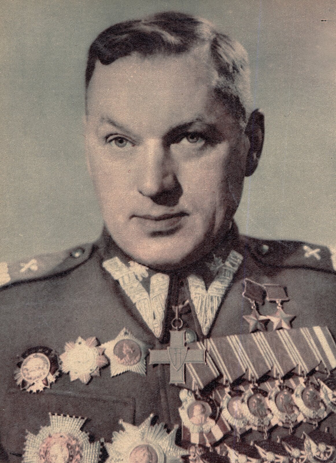 Konstanty Rokossowski w polskim mundurze Konstanty Rokossowski, ur. w 1896 w Wielkich Łukach we wschodniej Białorusi, zm. w 1968 w Moskwie, marszałek radziecki i polski. W czasie wojny radziecko-niemieckiej w latach 1941–1945 dowodził kilkoma frontami; w latach 1949–1956 był ministrem obrony narodowej Polski, członkiem Biura Politycznego KC PZPR; następnie wyjechał do ZSRR, gdzie był między innymi wiceministrem obrony narodowej (1958–1962). (Na podstawie: Encyklopedia PWN). Źródło: Roman Burzyński, Konstanty Rokossowski w polskim mundurze, 1949, fotografia, Przekrój, domena publiczna.