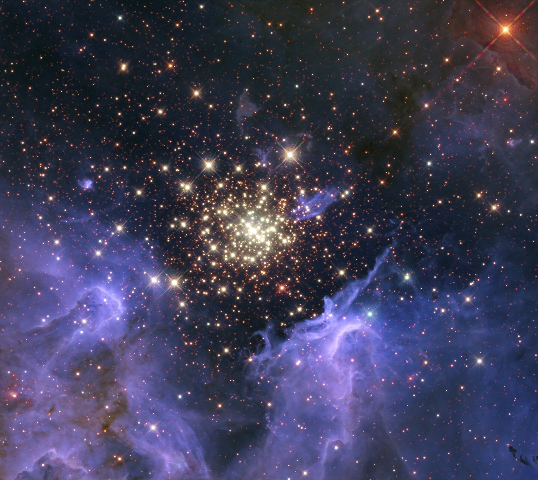 djęcie wykonane teleskopem Hubble'a w lipcu 2010 roku prezentuje region mgławicy w gwiazdozbiorze Kila, w którym zaobserwowano rodzenie się nowych gwiazd. Centralna część kadru jest wypełniona jasnymi punktami młodych gwiazd zbitych w ciasną gromadę, a od dołu otacza je mglisty obłok kosmicznych gazów i pyłów z kolorach fioletu i błękitu.