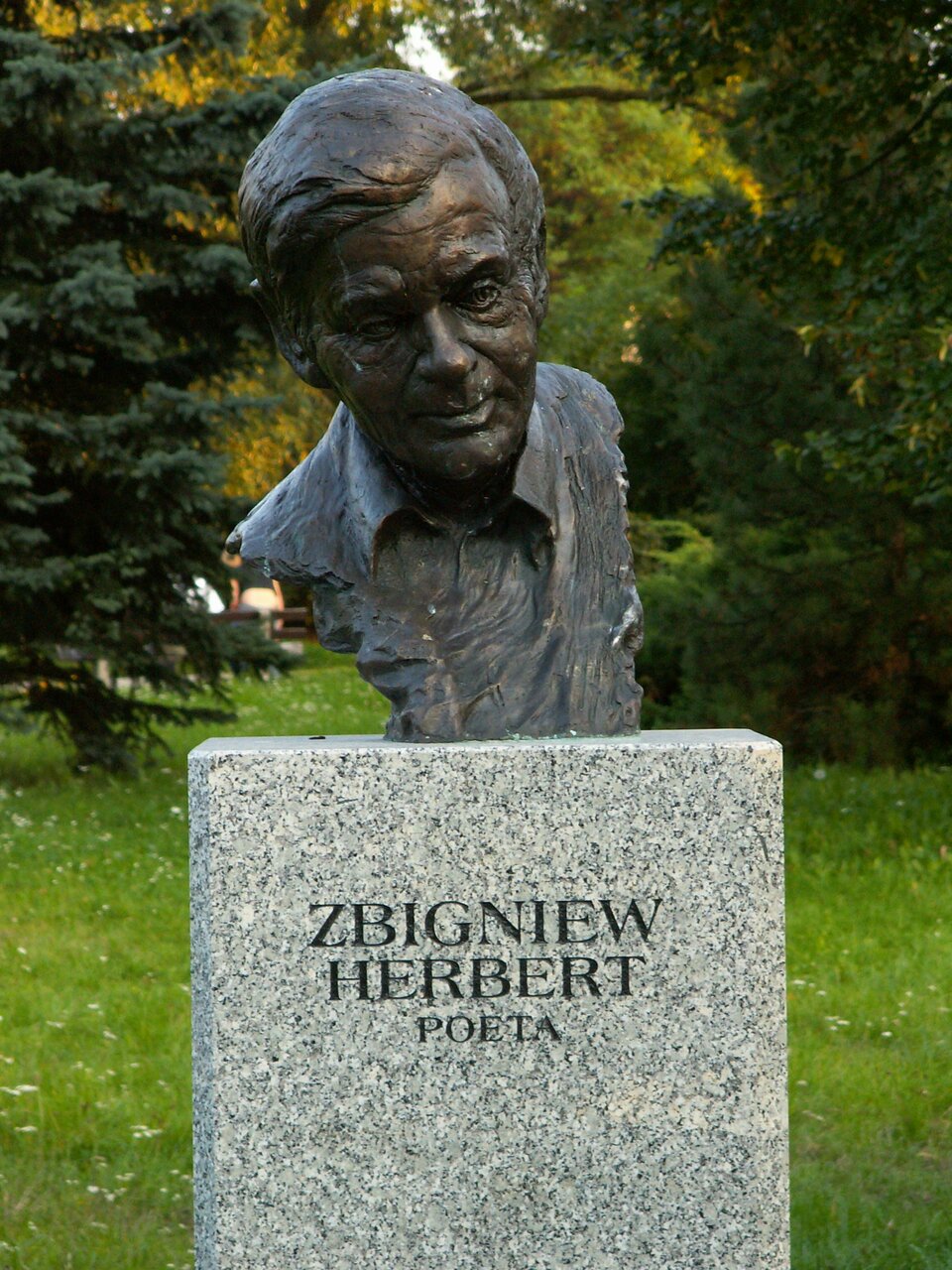 Popiersie Zbigniewa Herberta w Alei Sław na skwerze Harcerskim w Kielcach Popiersie Zbigniewa Herberta w Alei Sław na skwerze Harcerskim w Kielcach Źródło: Arkadiusz Latos, fotografia barwna, licencja: CC BY-SA 4.0.