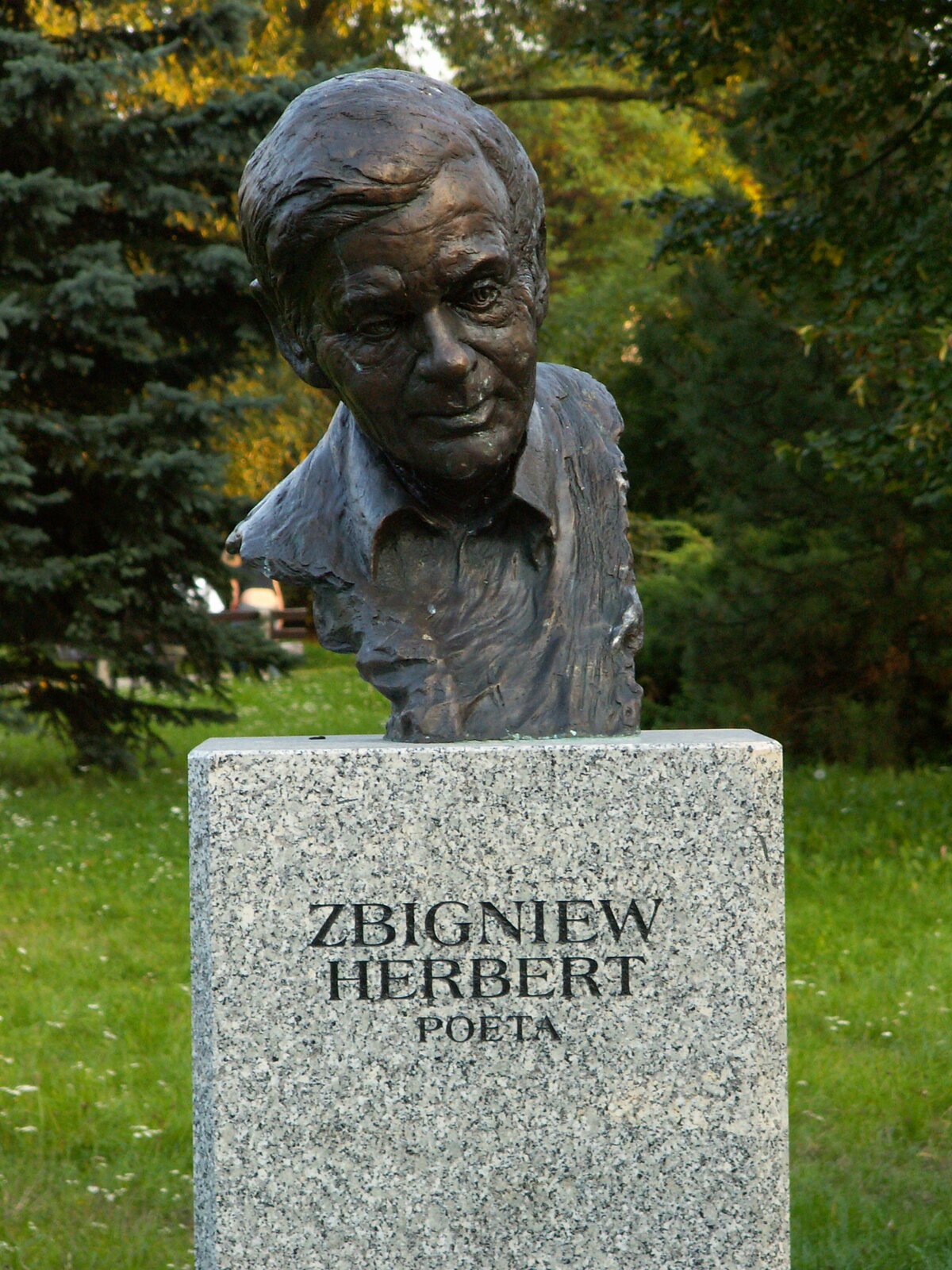 Popiersie Zbigniewa Herberta w Alei Sław na skwerze Harcerskim w Kielcach Popiersie Zbigniewa Herberta w Alei Sław na skwerze Harcerskim w Kielcach Źródło: Arkadiusz Latos, fotografia barwna, licencja: CC BY-SA 4.0.