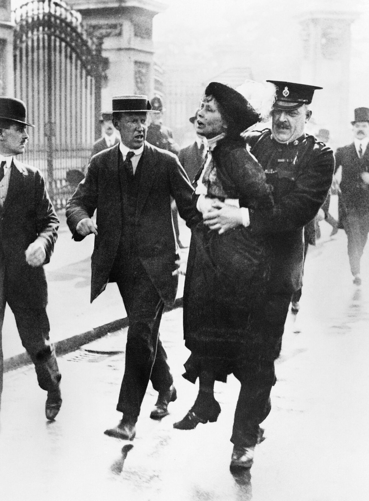 Aresztowanie Emmeline Pankhurst Źródło: Aresztowanie Emmeline Pankhurst, 1914, domena publiczna.