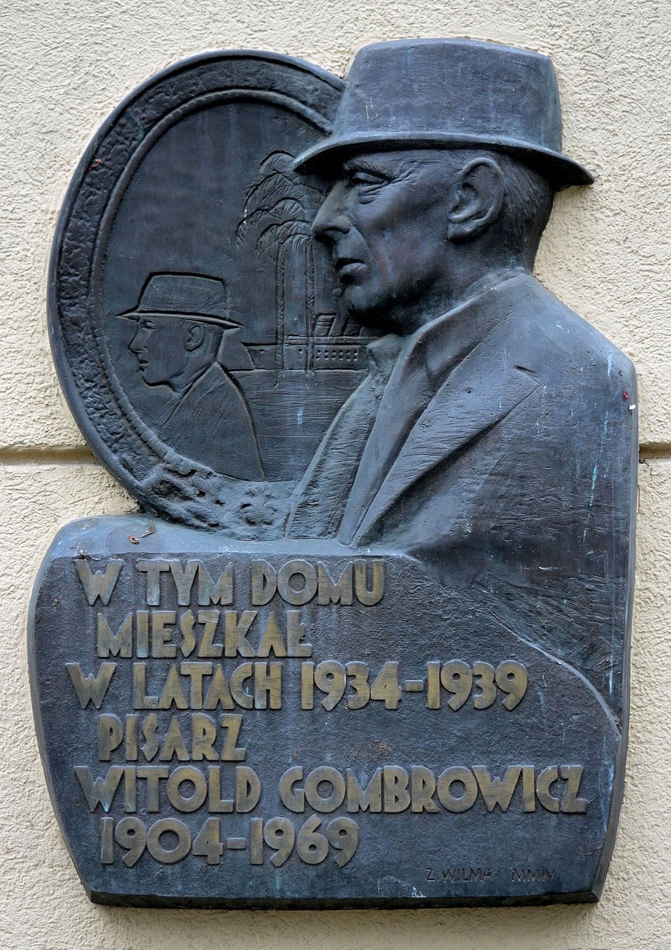 Tablica upamiętniająca Witolda Gombrowicza na kamienicy przy ul. Chocimskiej 35 w Warszawie. Pisarz mieszkał tu w latach 1934–1939. Tablica upamiętniająca Witolda Gombrowicza na kamienicy przy ul. Chocimskiej 35 w Warszawie. Pisarz mieszkał tu w latach 1934–1939. Źródło: Adrian Grycuk, licencja: CC BY-SA 3.0.