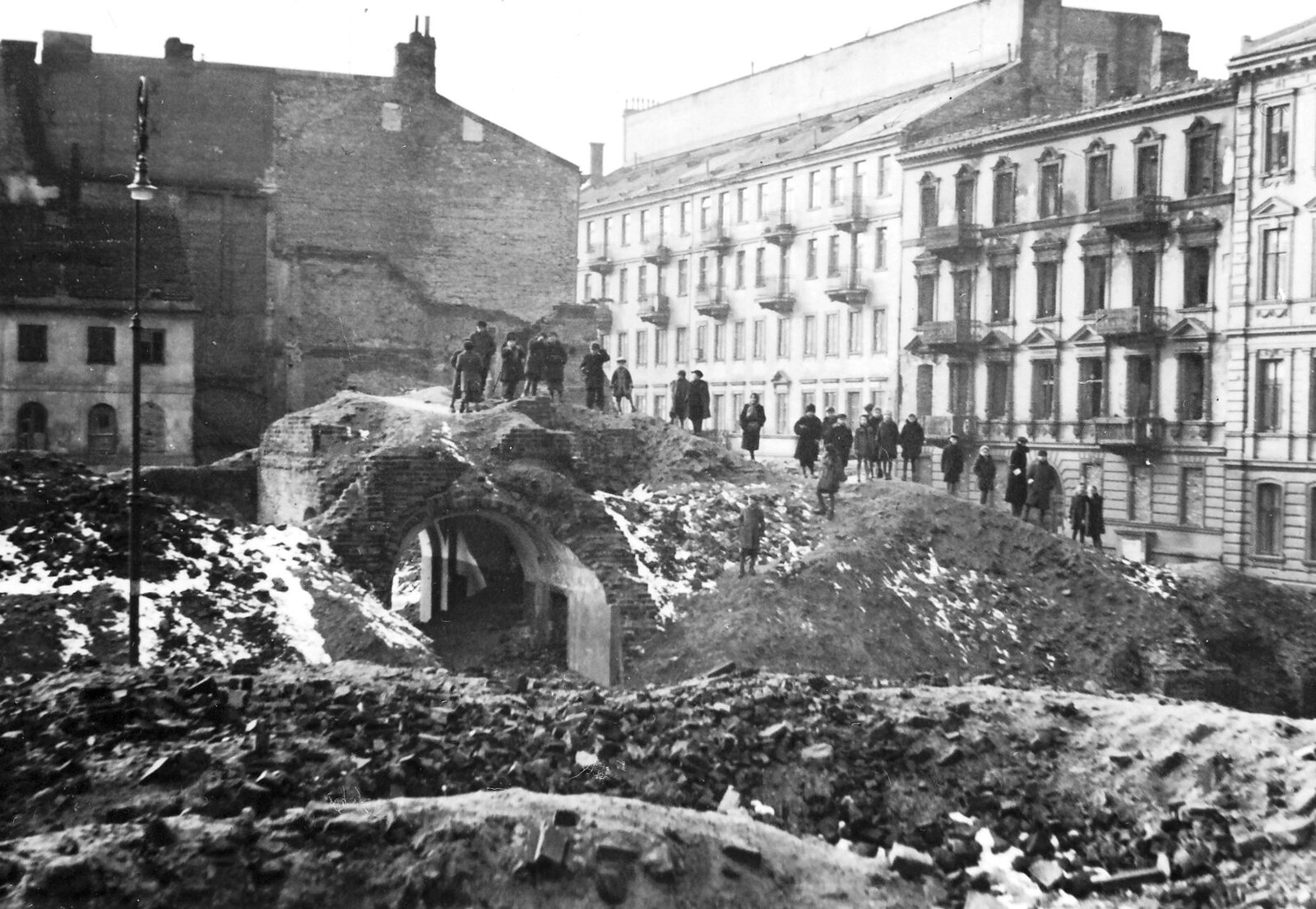 Ruiny kamienic między ulicą Sienną a Śliską widziane od ulicy Wielkiej w Warszawie (1945) Ruiny kamienic między ulicą Sienną a Śliską widziane od ulicy Wielkiej w Warszawie (1945) Źródło: autor nieznany, odbitka z lat 60. z negatywu z Polskich Archiwów, domena publiczna.