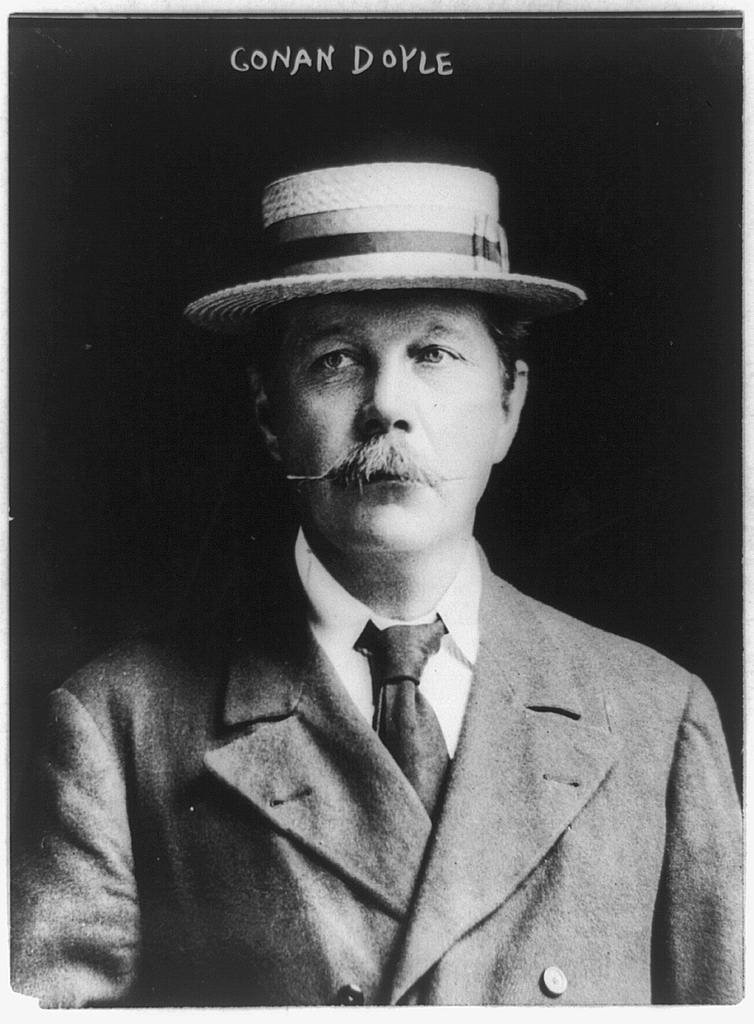 Arthur Conan Doyle Arthur Conan Doyle Źródło: 1913, fotografia czarno-biała, domena publiczna.