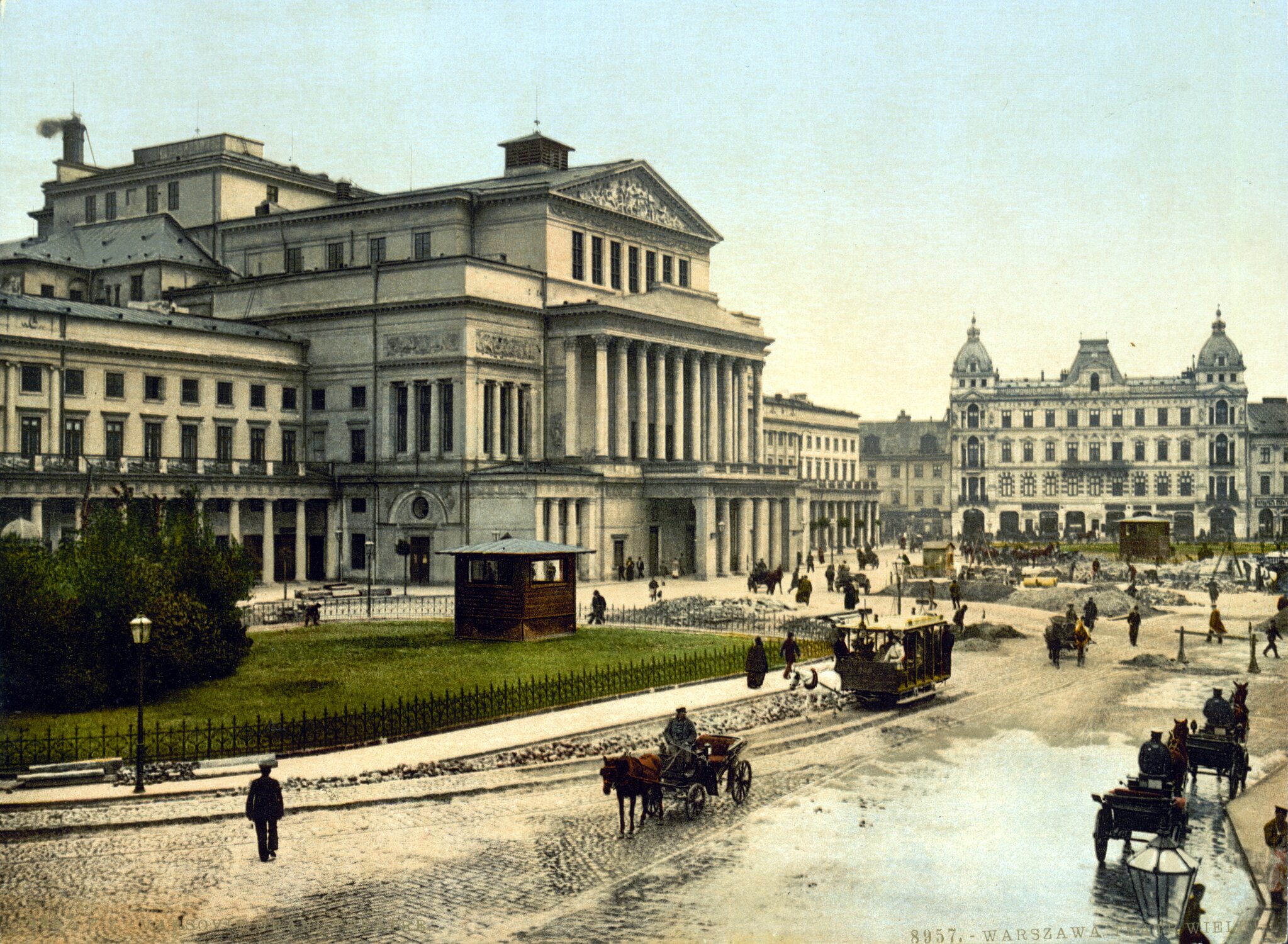 Plac Teatralny, widok na Teatr Narodowy Fotografia przedstawia współczesną siedzibę Teatru Narodowego w Warszawie (tu: widok z ok. 1900 roku). Teatr założony w 1765 roku znajdował się w innym (dziś nieistniejącym) budynku. Źródło: Plac Teatralny, widok na Teatr Narodowy, ok. 1900, domena publiczna.