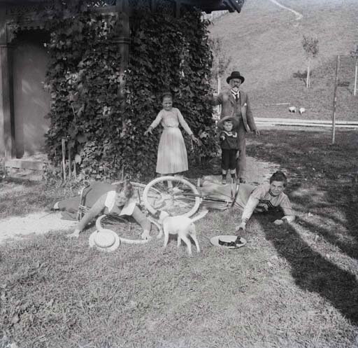 Wypadek na rowerze Źródło: František Krátký, Wypadek na rowerze, ok. 1895, Scheufler Collection, domena publiczna.