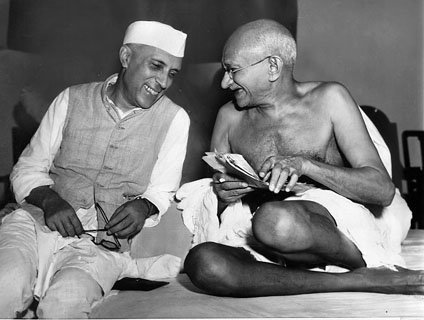 Jawaharlal Nehru sharing a joke with Mahatma Gandhi Jawaharlal Nehru (z lewej) i Mahatma Gandhi – dwie najbardziej znane postaci zaangażowane w walkę o niepodległość Indii. Nehru był pierwszym premierem Indii i jedną z osób działających na rzecz Ruchu Państw Niezaangażowanych. Jego córka (Indira Gandhi), a później wnuk (Rajiv Gandhi) także piastowali urząd premiera Źródło: Max Desfor, Jawaharlal Nehru sharing a joke with Mahatma Gandhi, domena publiczna.
