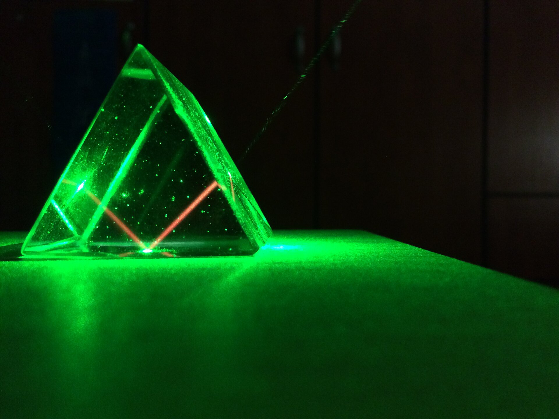 Zdjęcie promienia laserowego przechodzącego przez pryzmat
