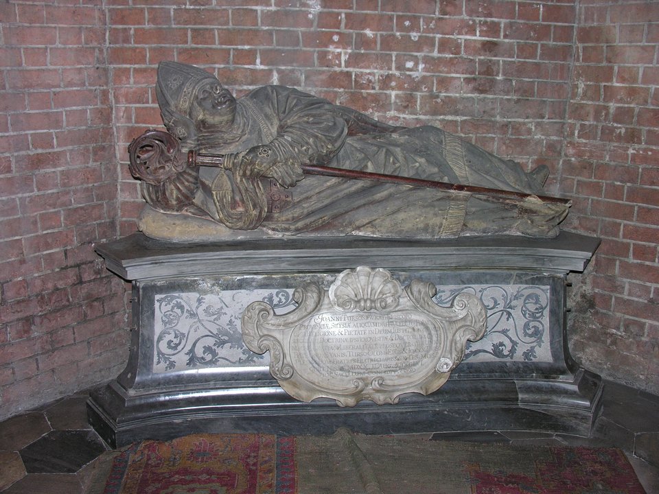 Nagrobek biskupa wrocławskiego Jana Turzo (1464-1520). Jan Thurzo był wielkim miłośnikiem sztuki i nauki, mecenasem artystów (kupował obrazy m.in. Dürera i Lucasa Cranacha). Z jego inicjatywy w 1517 r. wzniesiono nowy portal w katedrze, stanowiący pierwsze renesansowe dzieło na Śląsku. Prezentowany pomnik biskupa Jana Thurzo stanowi jedynie fragment dawnego renesansowego nagrobka. Nagrobek biskupa wrocławskiego Jana Turzo (1464-1520). Jan Thurzo był wielkim miłośnikiem sztuki i nauki, mecenasem artystów (kupował obrazy m.in. Dürera i Lucasa Cranacha). Z jego inicjatywy w 1517 r. wzniesiono nowy portal w katedrze, stanowiący pierwsze renesansowe dzieło na Śląsku. Prezentowany pomnik biskupa Jana Thurzo stanowi jedynie fragment dawnego renesansowego nagrobka. Źródło: Wikimedia Commons, licencja: CC BY-SA 3.0.