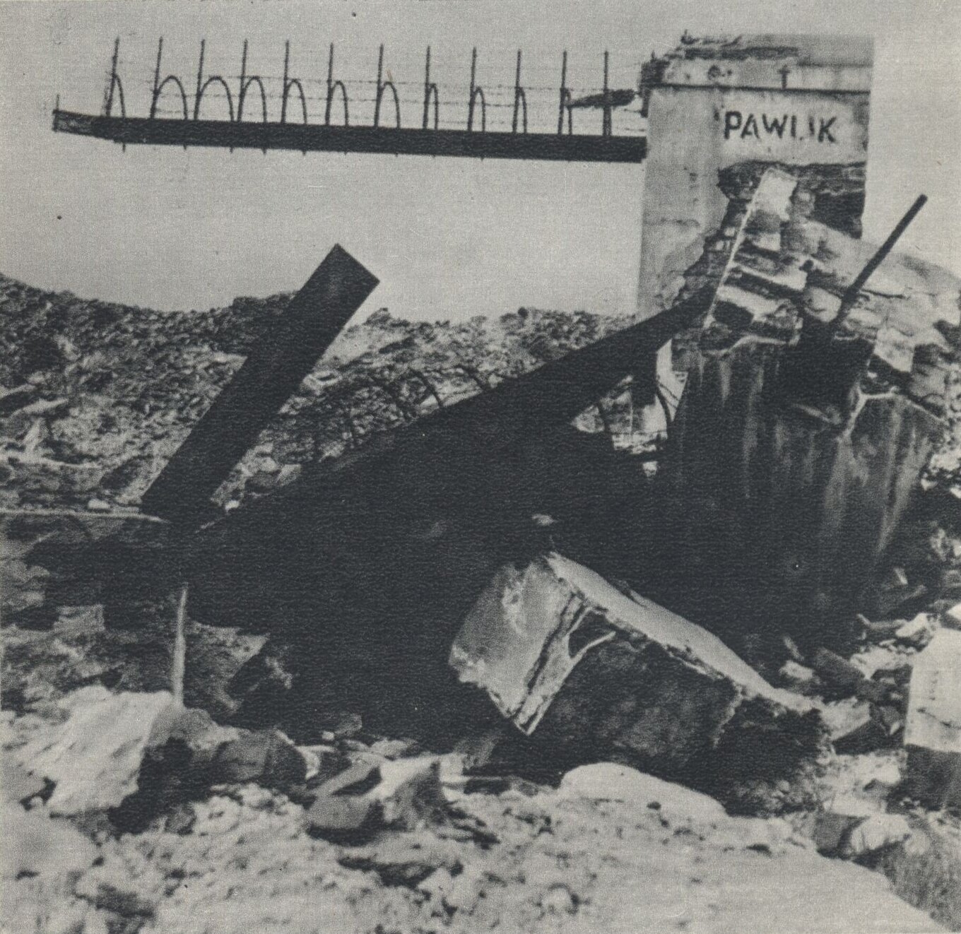 Pawiak wybudowano w latach 30. XIX wieku. Na zdjęciu więzienie w 1945 roku Źródło: Pawiak wybudowano w latach 30. XIX wieku. Na zdjęciu więzienie w 1945 roku, Fotografia, domena publiczna.