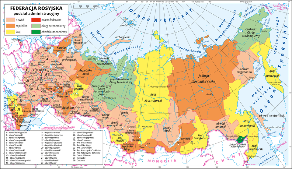 Ilustracja przedstawia mapę polityczną Federacji Rosyjskiej z podziałem na jednostki administracyjne. Kolorami wyróżniono następujące jednostki : obwody (44) , republiki (22), kraje (9), miasta federalne (3), okręgi autonomiczne (4), obwód autonomiczny (1). Na mapie opisano ich nazwy, a w części zachodniej, gdzie jednostek jest najwięcej i zajmują małe obszary opisano je numerami, które objaśniono w legendzie. W centrum i na wschodzie poszczególne jednostki administracyjne mają rozległe obszary. Białymi kropkami oznaczono główne miasta i opisano je. Mapa pokryta jest równoleżnikami i południkami. Dookoła mapy w białej ramce opisano współrzędne geograficzne co dwa stopnie.