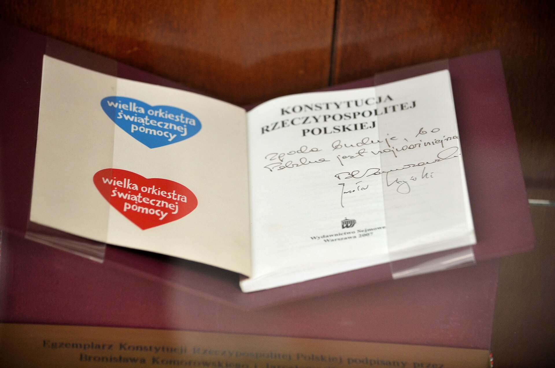 Egzemplarz Konstytucji Rzeczypospolitej Polskiej podpisany przez Bronisława Komorowskiego i Jarosława Kaczyńskiego, kandydatów na urząd Prezydenta RP, w dniu 2 lipca 2010 r. podczas telewizyjnej debaty prezydenckiej, i przekazany Wielkiej Orkiestrze Świątecznej Pomocy.