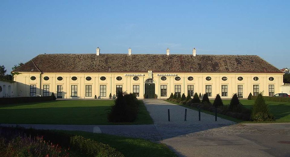 Budynek zajmowany w XVIII w. przez manufakturę porcelany w Wiedniu. „Augarten Porzellan-Manufaktur" w Wiedniu – wzorem większości wszystkich znaczących monarchii europejskich w XVIII w. powstały wspierane przez państwo manufaktury produkujące porcelanę Budynek zajmowany w XVIII w. przez manufakturę porcelany w Wiedniu. „Augarten Porzellan-Manufaktur" w Wiedniu – wzorem większości wszystkich znaczących monarchii europejskich w XVIII w. powstały wspierane przez państwo manufaktury produkujące porcelanę Źródło: Harald Hubich, Wikimedia Commons, licencja: CC BY-SA 3.0.