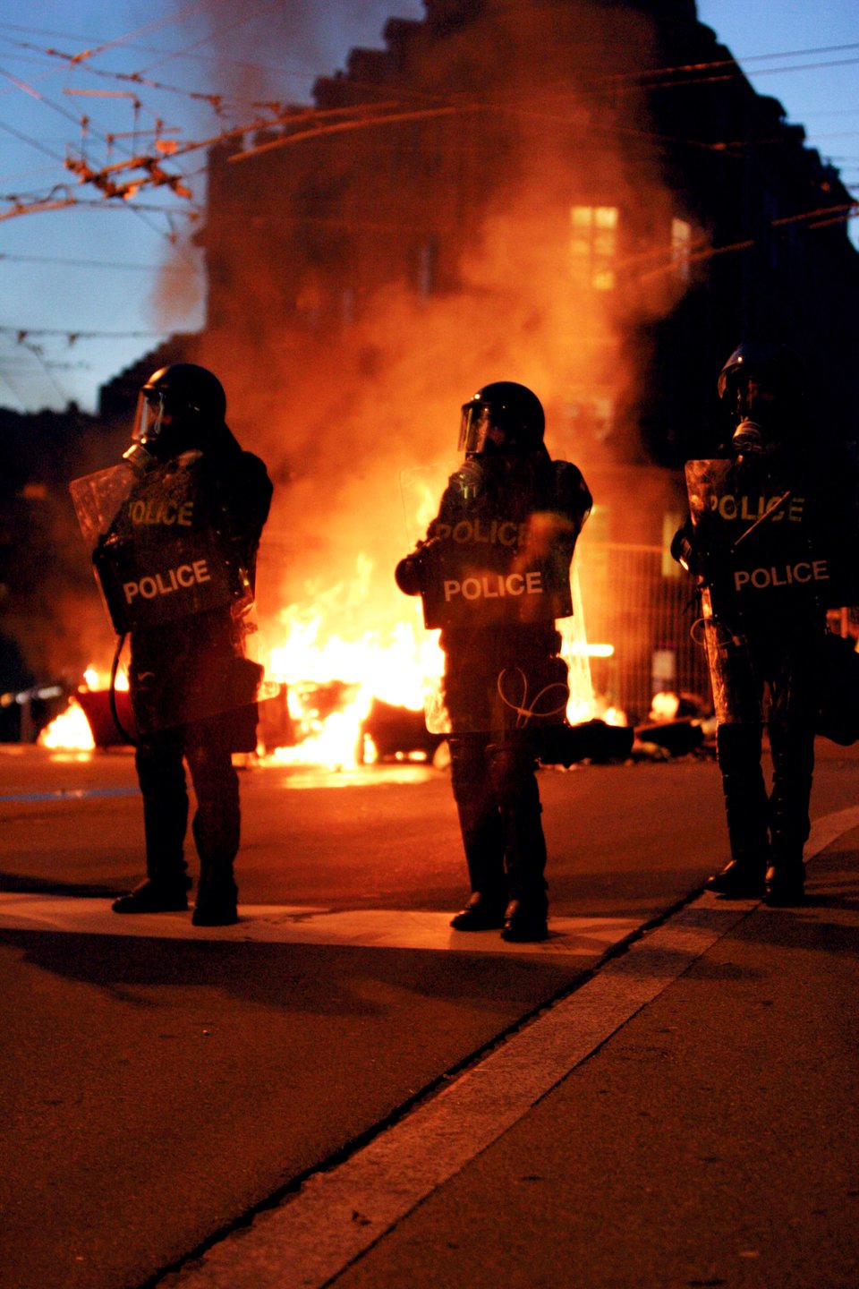 Fotografia policjantów na tle zamieszek