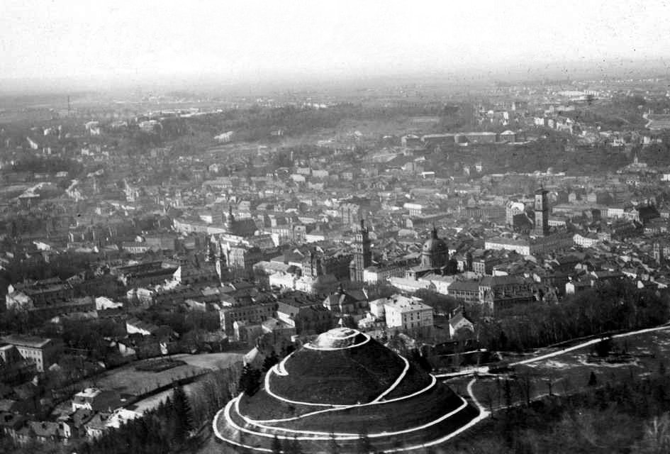 Kopiec Unii Lubelskiej na widoku Lwowa przed 1939 r. Źródło: Stako, Kopiec Unii Lubelskiej na widoku Lwowa przed 1939 r., fotografia, licencja: CC BY-SA 3.0.