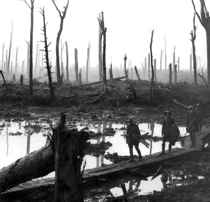 Żołnierze 4 Brygady Artylerii Polowej Źródło: Frank Hurley, Żołnierze 4 Brygady Artylerii Polowej, 1917, Australian War Memorial, domena publiczna.