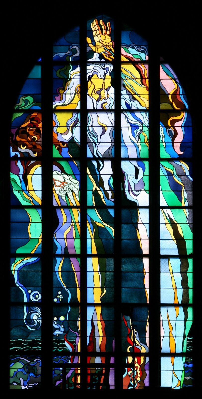 Stań się! (Bóg Ojciec) Źródło: Stanisław Wyspiański, Stań się! (Bóg Ojciec), 1897–1900, witraż, kościół św. Franciszka, Kraków, domena publiczna.