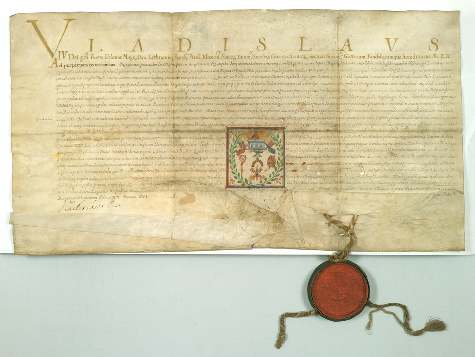Nadanie przez Króla Władysława IV praw miejskich Pradze, obecnie dzielnicy Warszawy. 10 II 1648 r. Uroczysty dokument, zachowany do dzisiaj, przechowywany w Archiwum Głównym Akt Dawnych (AGAD) w Warszawie w zborze „dokumenty Pergaminowe” nr 1659. O autentyczności dokumentu świadczy materiał, z jakiego go wykonano, własnoręczny podpis króla, zachowana oryginalna pieczęć. Król nadawał osadzie Praga tzw. prawo magdeburskie, normujące funkcjonowanie osady na nowych, dogodniejszych (głównie dzięki elementom samorządności mieszkańców) prawach. Źródło: Władysław IV Waza, król polski, Nadanie przez Króla Władysława IV praw miejskich Pradze, obecnie dzielnicy Warszawy. 10 II 1648 r., 1659, Archiwum Główne Akt Dawnych, domena publiczna.