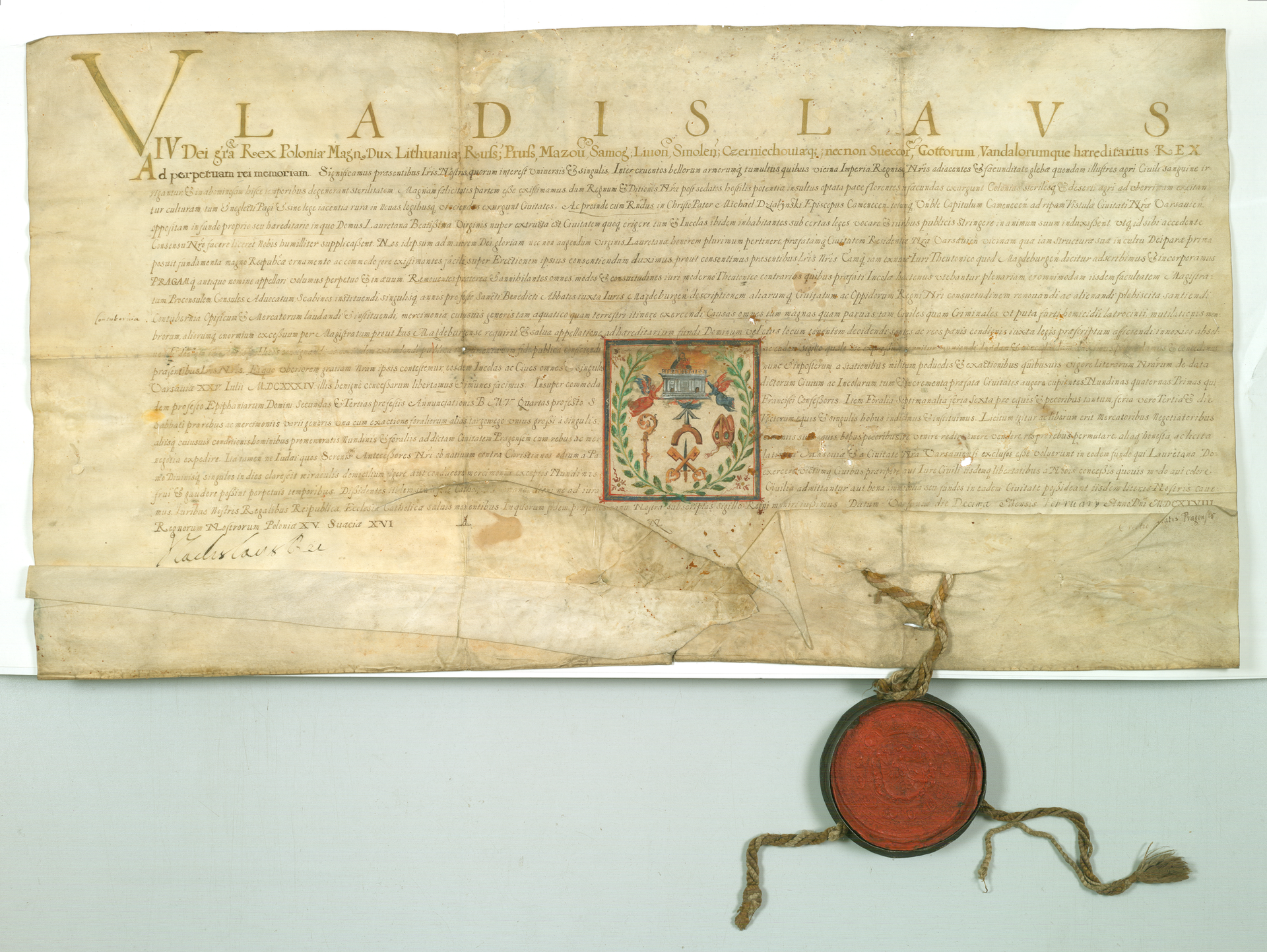 Nadanie przez Króla Władysława IV praw miejskich Pradze, obecnie dzielnicy Warszawy. 10 II 1648 r. Uroczysty dokument, zachowany do dzisiaj, przechowywany w Archiwum Głównym Akt Dawnych (AGAD) w Warszawie w zborze „dokumenty Pergaminowe” nr 1659. O autentyczności dokumentu świadczy materiał, z jakiego go wykonano, własnoręczny podpis króla, zachowana oryginalna pieczęć. Król nadawał osadzie Praga tzw. prawo magdeburskie, normujące funkcjonowanie osady na nowych, dogodniejszych (głównie dzięki elementom samorządności mieszkańców) prawach. Źródło: Władysław IV Waza, król polski, Nadanie przez Króla Władysława IV praw miejskich Pradze, obecnie dzielnicy Warszawy. 10 II 1648 r., 1659, Archiwum Główne Akt Dawnych, domena publiczna.