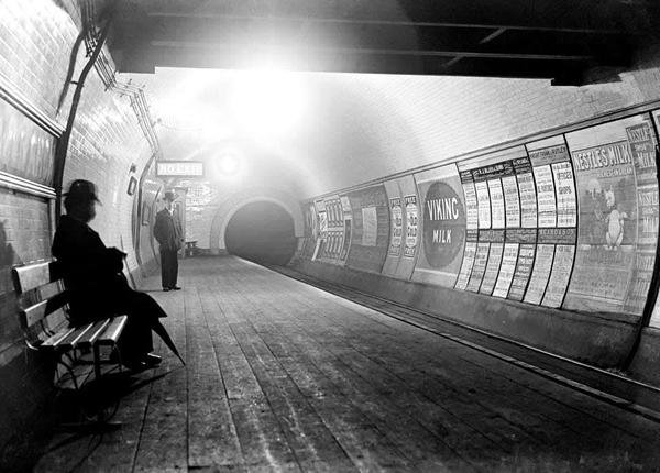 Platforma z Queens Road Fotografia londyńskiego metra. Źródło: Anon, Platforma z Queens Road, ok. 1900, domena publiczna.