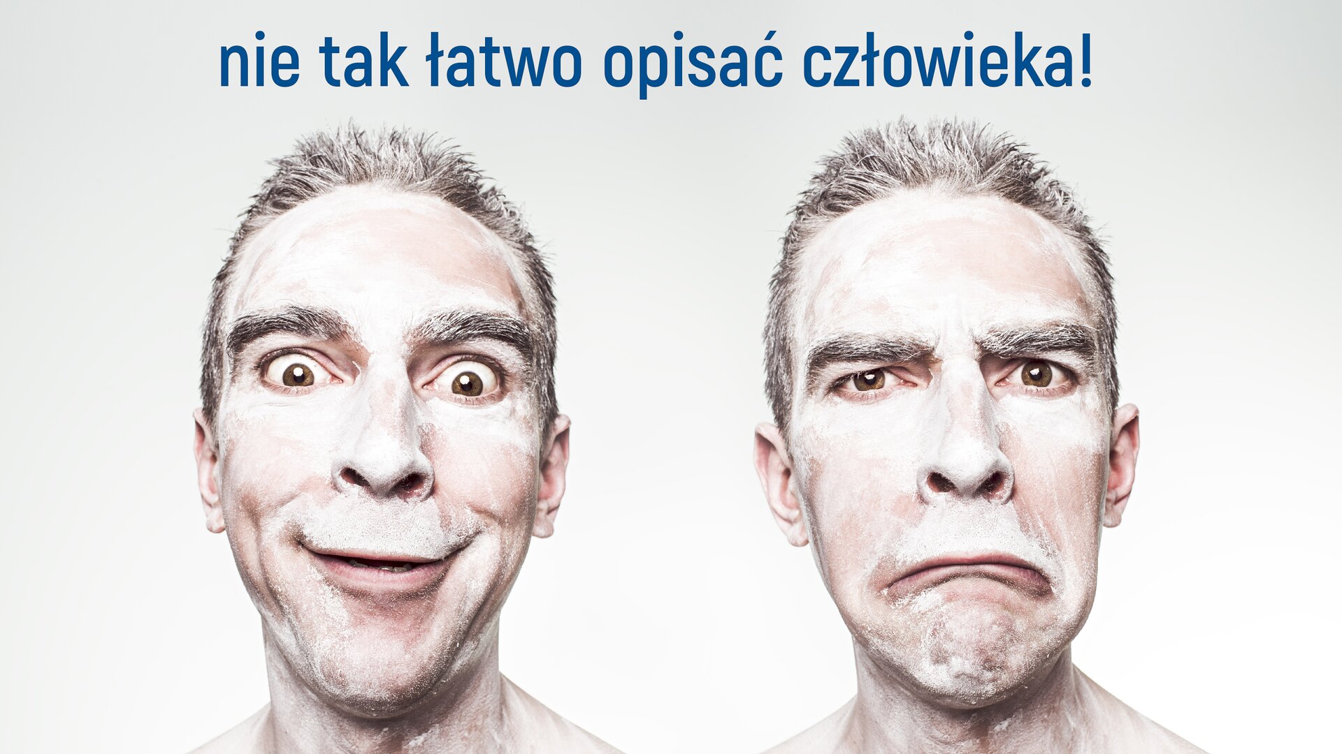 Ilustracja przedstawia dwie twarze tego samego mężczyzny. Twarze są pomalowane białą farbą. Na pierwszej mężczyzna ma wesoła minę. Jest zadowolony i pobudzony. Ma duże oczy, a kąciki ust skierowane do góry. Na drugiej, przedstawione jest przeciwieństwo pierwszej twarzy. Mężczyzna wygląda na smutnego i przygnębionego. Oczy są dużo mniejsze, a kąciki jego ust skierowane są w dół. Ilustracja jest podpisana: „nie tak łatwo opisać człowieka!”.