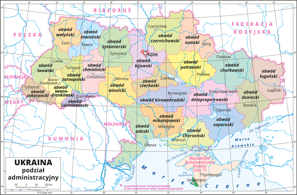 Ilustracja przedstawia mapę polityczną Ukrainy z podziałem na jednostki administracyjne. Terytorium Ukrainy dzieli się na 24 obwody, miasta wydzielone (Kijów i Sewastopol) oraz republikę autonomiczną (Republikę Autonomiczną Krymu). Kolorami wyróżniono obwód wołyński, obwód lwowski, obwód zakarpacki, obwód iwano-frankowski, obwód tarnopolski, obwód czerniowiecki, obwód rówieński, obwód żytomierski, obwód chmielnicki, obwód winnicki, obwód czernichowski, obwód kijowski, obwód sumski, obwód czerkaski, obwód kirowohradzki, obwód mikołajowski, obwód odeski, obwód połtawski, obwód chersoński, obwód dniepropetrowski, obwód charkowski, obwód zaporoski, obwód doniecki, obwód Ługański. Białymi kropkami oznaczono główne miasta i opisano je. Mapa pokryta jest równoleżnikami i południkami. Dookoła mapy w białej ramce opisano współrzędne geograficzne co dwa stopnie.